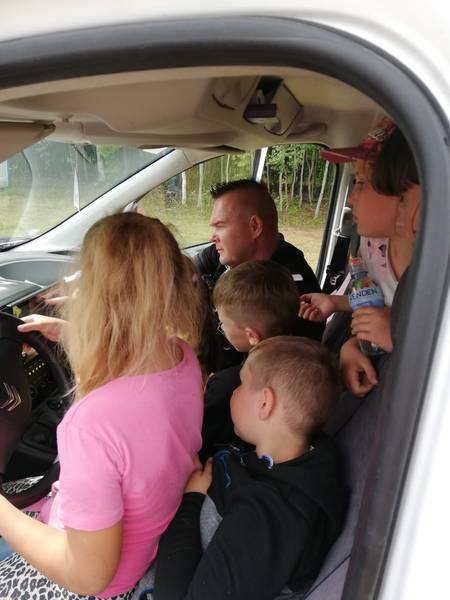 Bērnudārza audzēkņi policijas mašīnā