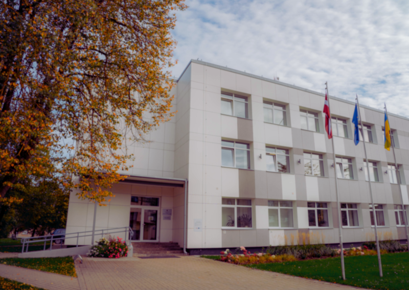Skats uz Balvu novada Centrālās pārvaldes ēku rudenī