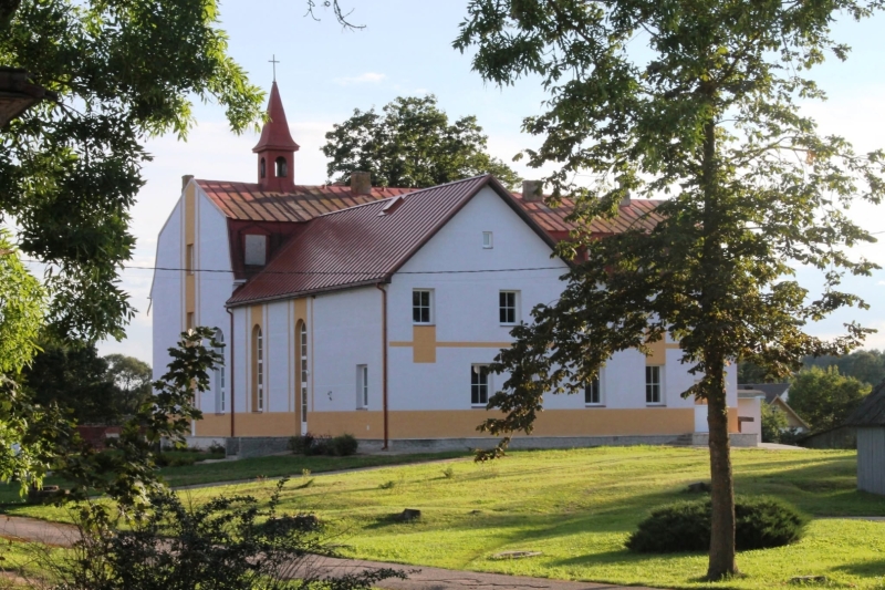 Skats uz Viļakas klostera ēku vasarā