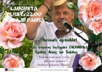 Attēlā redzams krāsains pasākuma plakāts ar fotogrāfiju, kurā vīrietis baltā kreklā un tauriņā dzied mikrofonā, paceļot cepuri. Fonā redzami zaļi koki, bet plakāta malas rotā lielas rozā rozes un dekoratīvi ziedu elementi.  Plakātā norādīts, ka 1. augustā plkst. 22.00 Rugāju parkā notiks Zaļumballe, kur muzicēs Ainis no Saldus.