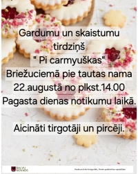 Attēlā redzama afiša tirdziņam. Fonā mazāki un lielāki cepumi ar baltu glazūru un sarkanām skaidiņām..