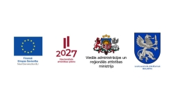 Attēlā redzami četri logotipi: Eiropas Savienības finansējuma (NextGenerationEU) simbols, Latvijas Nacionālā attīstības plāna 2027 logotips, Viedās administrācijas un reģionālās attīstības ministrijas ģerbonis un nosaukums, kā arī Latgales plānošanas reģiona ģerbonis ar spārnotu dzīvnieku uz zila fona.