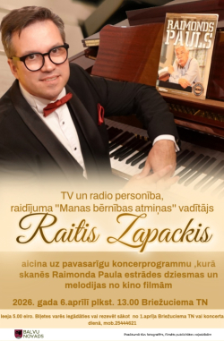 Gaišs fons. Vīrietis sēž pie klavierēm. Attēlā ir teksts, kas aicina uz pavasarīgu koncertu kopā ar TV un radio personību Raiti Zapacki, kurā skanēs Raimonda Paula estrādes dziesmas.