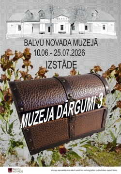 Attēlā redzama izstādes afiša Balvu novada muzejā. Augšdaļā attēlota muzeja ēka, bet centrā – atvērta brūna dārgumu lāde. Fonā redzami ziedoši īrisi. Afišā norādīts, ka izstāde “Muzeja dārgumi” notiks no 2026. gada 10. jūnija līdz 25. jūlijam. Apakšā redzams Balvu novada logotips un piezīme par fotografēšanu muzeja apmeklējuma laikā.