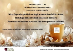 Attēlā redzams reklāmas plakāts vasaras rīta tējas pasākumam Tilžas Kultūras un vēstures namā. Uz silta, gaiša fona attēlota tējas krūze ar ziediem un dabas elementiem. Plakātā norādīts, ka 13. jūnijā plkst. 11.00 notiks tējas baudīšana, sarunas par dabas produktiem un oksimeļa gatavošana kopā ar Elitu Melni.