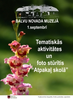Uz zaļa fona redzama rozā gladiola. Redzams Balvu novada muzejs un teksts aicina uz tematiskām aktivitātēm un foto stūrīti "Atpakaļ skolā".