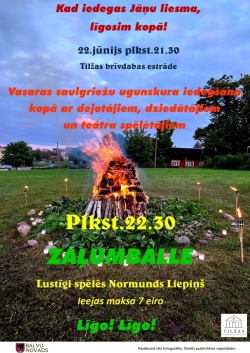 Attēlā redzams Jāņu un vasaras saulgriežu pasākuma plakāts Tilžas brīvdabas estrādē. Centrā deg liels ugunskurs, apkārt izvietotas lāpas un sveces. Plakātā norādīts, ka 22. jūnijā notiks ugunskura iedegšana ar dejotājiem, dziedātājiem un teātra spēlētājiem, bet vēlāk – zaļumballe.