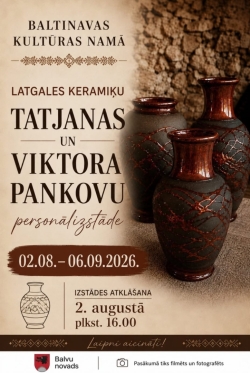 Attēlā redzama afiša, kas aicina apmeklēt Latgales keramiķu Tatjanas un Viktora Pankovu personālizstādi Baltinavas Kultūras namā. Labajā pusē redzamas trīs tumšas māla vāzes ar spīdīgu sarkanbrūnu glazūru un dekoratīvu rakstu, novietotas uz galda uz akmens sienas fona. Kreisajā pusē ir informācija par izstādi: tā norisinās no 2. augusta līdz 6. septembrim 2026. gadā, atklāšana paredzēta 2. augustā plkst. 16.00. Afiša veidota siltos brūnos un bēšos toņos, radot mājīgu un tradicionālu noskaņu.