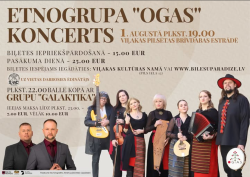 Attēlā redzama afiša, kas reklamē etnogrupas “Ogas” koncertu Viļakas pilsētas brīvdabas estrādē 1. augustā plkst. 19.00. Afišā norādīta informācija par biļešu cenām un to iegādes iespējām. Centrālajā daļā redzami grupas “Ogas” dalībnieki ar dažādiem mūzikas instrumentiem, tērpti tautiski iedvesmotos skatuves tērpos. Afišā arī vēstīts, ka pēc koncerta plkst. 22.00 notiks balle kopā ar grupu “Galaktika”, kuras pārstāvji attēloti afišas apakšējā kreisajā stūrī. 
