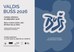Labajā pusē uz tumši zila fona redzams liels, stilizēts uzraksts "Buš" baltā un zilā krāsā, aiz kura fonā veidotas lielas, noapaļotas zilas formas. Apakšā lasāms teksts "10. Starptautiskais glezniecības plenērs". Afišas kopējais iespaids ir mūsdienīgs, lakonisks un vizuāli mierīgs.