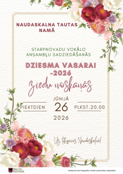 Attēlā redzama dekoratīva afiša ar ziedu motīviem stūros un gaišu fonu. Tā reklamē starpnovadu vokālo ansambļu sadziedāšanos “Dziesma vasarai 2026 – Ziedu noskaņās”, kas notiks 2026. gada 26. jūnijā plkst. 20.00 Naudaskalna Tautas namā.