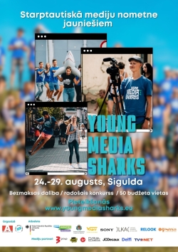 Krāsains reklāmas plakāts zilos toņos par starptautisku mediju nometni jauniešiem. Plakāta centrā izvietotas trīs fotogrāfijas, kurās redzami jaunieši zilos krekliņos – filmē ar videokameru, piedalās komandu aktivitātēs un kustīgās spēlēs. Augšpusē ir nosaukums "Starptautiskā mediju nometne jauniešiem", bet centrā liels uzraksts "Young Media Sharks". Zemāk norādīts norises laiks un vieta – 24.–29. augusts, Sigulda, kā arī informācija par bezmaksas dalību, radošo konkursu un 50 budžeta vietām.