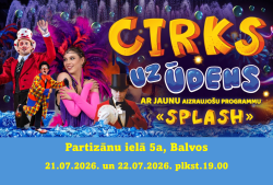 Attēlā redzama krāsaina cirka izrādes reklāma. Uz tumša, svinīga fona redzami vairāki cirka mākslinieki – klauni, burvis cilindrā un dejotāja ar košu rozā un violetu spalvu galvas rotu. Fonā redzamas ūdens strūklas, burbuļi un uguņošanas efekti, radot ūdens šova noskaņu.  Lieliem dzelteniem un ziliem burtiem rakstīts "CIRKS UZ ŪDENS", zemāk – "ar jaunu aizraujošu programmu "Splash"". Apakšā norādīta norises vieta – Partizānu iela 5a, Balvos.