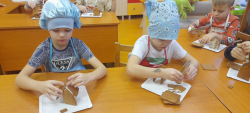 Bērni cep piparkūkas