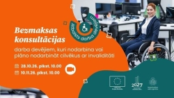Attēlā redzama sieviete, kas sēž ratiņkrēslā