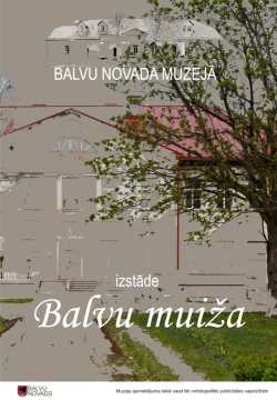 Attēlā redzama gaiša, vēsturiska ēka ar gaišu jumtu un sarkanbrūniem jumta elementiem. Ēkas priekšā ir zaļš zāliens un celiņš. Priekšplānā aug liels koks, kura zari un lapas aizsedz daļu ēkas.  Uz attēla baltiem burtiem rakstīts "BALVU NOVADA MUZEJĀ", bet apakšdaļā lieliem dekoratīviem burtiem – "Balvu muzejā".