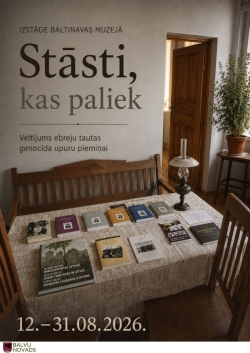 Attēlā redzama istaba ar galdu un krēsliem. Uz galda uzliktas grāmatas un veclaicīga lampa.