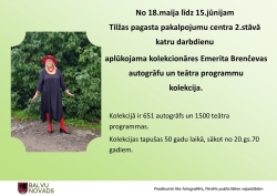Attēlā redzams informatīvs plakāts latviešu valodā par izstādi Tilžas pagasta pakalpojumu centra 2. stāvā. Tajā norādīts, ka no 18. maija līdz 15. jūnijam darba dienās apskatāma kolekcionāres Emeritas Brenčevas autogrāfu un teātra programmu kolekcija. Plakātā minēts, ka kolekcijā ir 651 autogrāfs un 1500 teātra programmas, kas vāktas apmēram 50 gadu laikā. Kreisajā pusē redzama sievietes fotogrāfija dārzā – viņa ģērbusies tumšā kleitā ar sarkaniem aksesuāriem un cepuri.