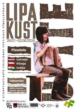 Vertikāls plakāts gaišā fonā par folkloras festivālu "Lipa kust", kas notiks 2026. gada 29. jūlijā–2. augustā. Labajā pusē redzams cilvēks, sēžot uz koka sola un turot rokās akordeonu. Viņam galvā ir liela melna kažokādas cepure ar ausainēm, mugurā rūtaina krekla un tumši zābaki. Fonā izvietoti tumši, stilizēti rakstu motīvi.
