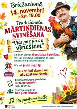 Attēlā redzams vīrietis ar vistu rokās.