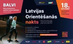 Uz tumša fona redzama sieviete un vīrietis, skrienot. 18. septembrī notiks Latvijas Orientēšanās nakts Balvos.