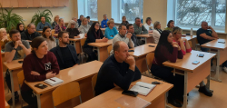 Sporta un veselības jomas skolotāji mācību telpā