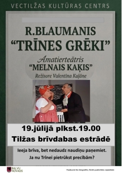 Pasākuma afiša uz zaļa fona. Centrā liels uzraksts par Rūdolfa Blaumaņa izrādi "Trīnes grēki", ko iestudējis amatierteātris "Melnais kaķis". Zem teksta redzama fotogrāfija, kur divi aktieri skatuves tērpos emocionāli sarunājas. Afišas apakšā norādīts, ka izrāde notiks 19. jūlijā plkst. 19.00 Tilžas brīvdabas estrādē. Ieeja ir bez maksas, aicinot paņemt līdzi nelielu ziedojumu.