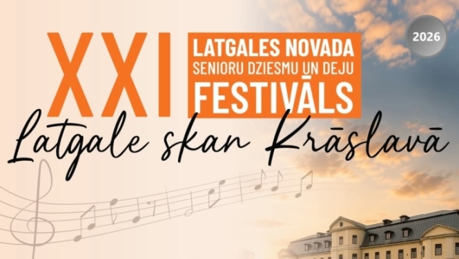 Reklāmas plakāts aicina uz XXI Latgales novada senioru dziesmu un deju festivālu "Latgale skan Krāslavā", kas notiks 2026. gada 8. augustā Krāslavā. Labajā pusē redzama Krāslavas pils saulrietā un priekšplānā ziedošas rozes. Kreisajā pusē norādīta pasākuma programma: plkst. 15.00 dievkalpojums, 17.00 svētku gājiens, pēc tam svētku koncerts, bet vakarā zaļumballe līdz pusnaktij. Plakāta apakšā izvietoti organizatoru un atbalstītāju logotipi.