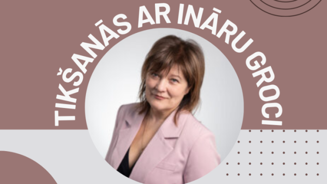 Attēlā redzama sieviete, skatās kamerā.