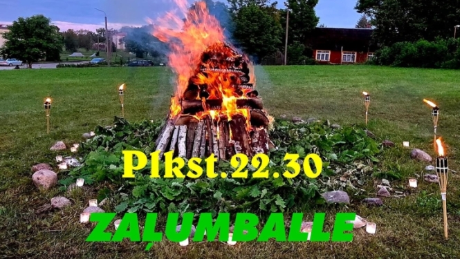 Attēlā redzams Jāņu un vasaras saulgriežu pasākuma plakāts Tilžas brīvdabas estrādē. Centrā deg liels ugunskurs, apkārt izvietotas lāpas un sveces. Plakātā norādīts, ka 22. jūnijā notiks ugunskura iedegšana ar dejotājiem, dziedātājiem un teātra spēlētājiem, bet vēlāk – zaļumballe.