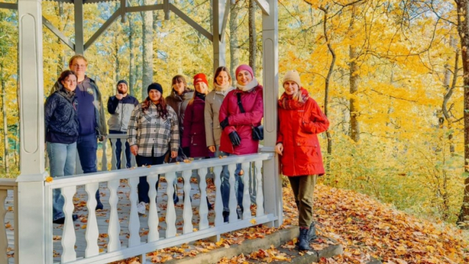 Kopā ar brīvprātīgajiem jauniešiem izzina Latvijas rudens burvību