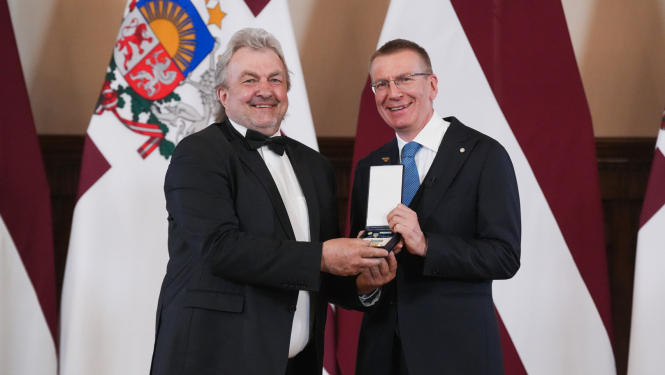 Valsts prezidents Edgars Rinkēvičs pasniedz augstākos valsts apbalvojumu Uldim Kokaram