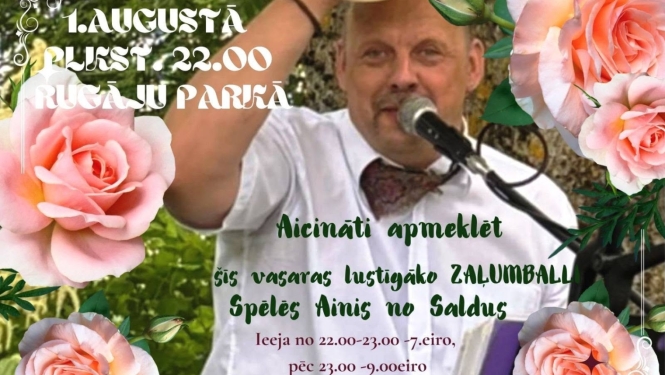 Attēlā redzams krāsains pasākuma plakāts ar fotogrāfiju, kurā vīrietis baltā kreklā un tauriņā dzied mikrofonā, paceļot cepuri. Fonā redzami zaļi koki, bet plakāta malas rotā lielas rozā rozes un dekoratīvi ziedu elementi.  Plakātā norādīts, ka 1. augustā plkst. 22.00 Rugāju parkā notiks Zaļumballe, kur muzicēs Ainis no Saldus.