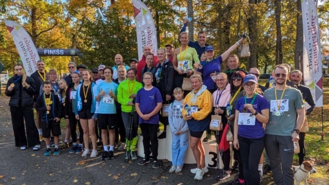 Attēlā redzami vairāki sportisti