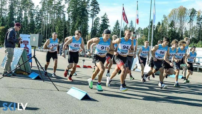 Attēlā redzami sportisti, kas izskrien no starta
