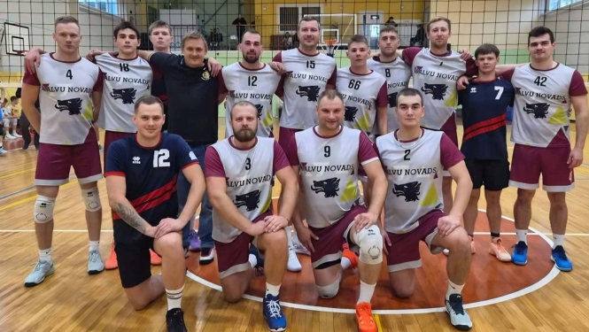 Attēlā redzami vairāki sportisti