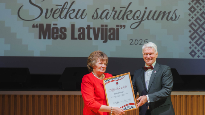 Balvu novada pašvaldības domes priekšsēdētājs Jānis Trupovnieks pasniedz Atzinības rakstu Regīnai Ločai, ilggadēja pašvaldības darbiniece