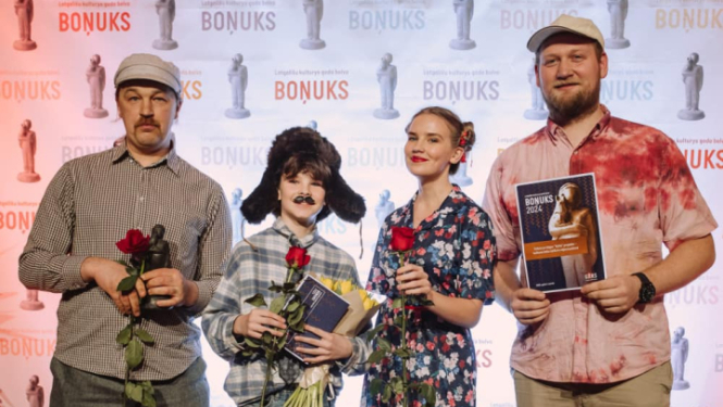 Folkloras kopa "Upīte" ar iegūto Latgaliešu kultūras gada balvu "Boņuks"