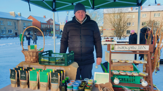 Jānis Bunts ar savu produkciju