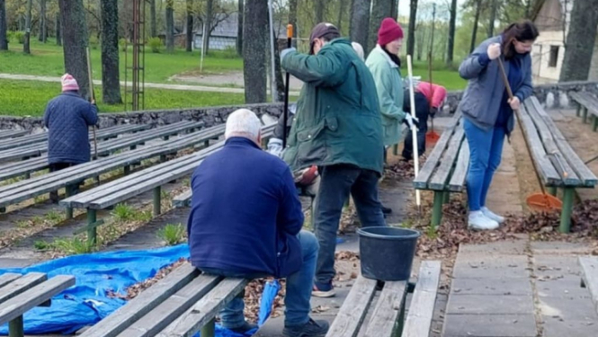 Lielajā talkā sakopta Baltinavas parka teritorija