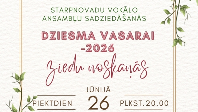 Attēlā redzama dekoratīva afiša ar ziedu motīviem stūros un gaišu fonu. Tā reklamē starpnovadu vokālo ansambļu sadziedāšanos “Dziesma vasarai 2026 – Ziedu noskaņās”, kas notiks 2026. gada 26. jūnijā plkst. 20.00 Naudaskalna Tautas namā.