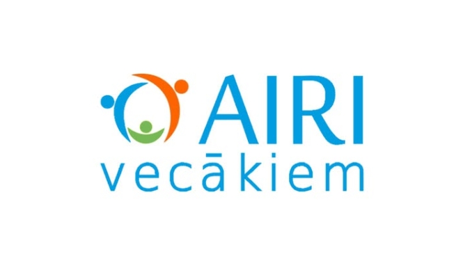 Attēlā redzams logo - AIRI vecākiem. Zili burti un grafisks simbols, 3 cilvēciņi - zaļš, zils, oranžs -sadevušies rokās.