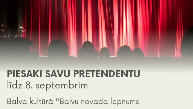 Attēlā redzams sarkans skatuves priekškars, ko izgaismo balta gaisma. Priekšplānā redzami skatītāju galvu silueti. Attēlā ietverts aicinājums pieteikt pretendentus kultūras balvai „Balvu novada lepnums”.
