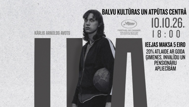 Attēlā redzama sieviete Uļa ar basketbola bumbu rokās 