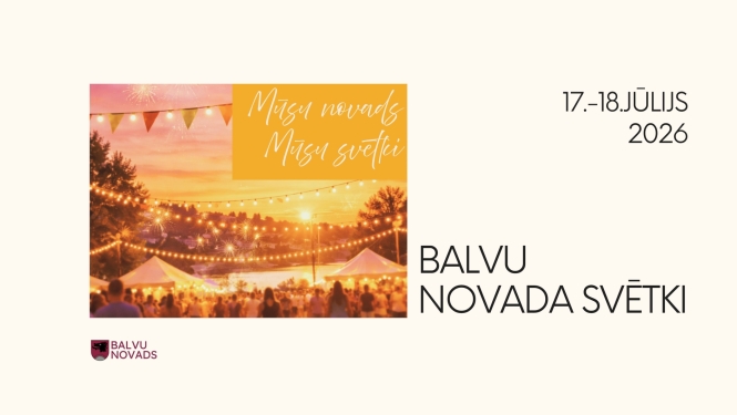 Attēlā redzams Balvu novada svētku 2026 reklāmas vizuālis. Tajā attēlota vasarīga svētku atmosfēra brīvā dabā – cilvēku pulcēšanās, izgaismotas teltis, dekoratīvās lampiņas, karodziņu virtenes un saulriets pie ūdens. Augšpusē ir sauklis "Mūsu novads. Mūsu svētki", labajā pusē norādīts pasākuma norises laiks – 2026. gada 17.–18. jūlijs, bet apakšā redzams Balvu novada logotips. Vizuālis veidots siltos oranžos un zeltainos toņos, radot svinīgu un aicinošu noskaņu.