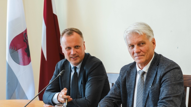 Balvu novada pašvaldības domes priekšsēdētājs Jānis Trupovnieks kopā ar viedās administrācijas un reģionālās attīstības ministru Edgaru Tavaru.