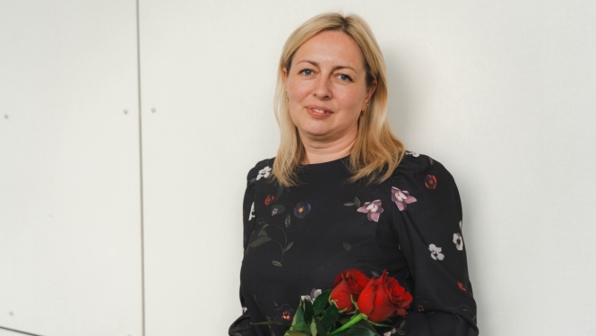 Balvu apvienības pārvaldes jaunā vadītāja Linda Igaune rokās tur trīs sarkana srozes. 