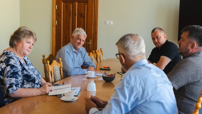 Iekštelpu fotoattēls ar darba sanāksmi.