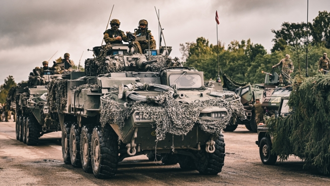 Attēlā redzama militārā tehnika