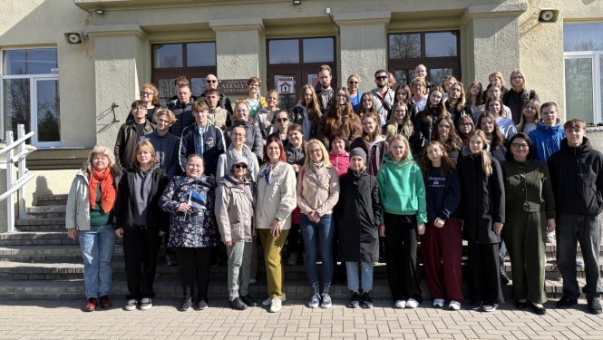 Projekta dalībnieku kopbilde pie Atžalynas ģimnāzijās ēkas Lietuvā 